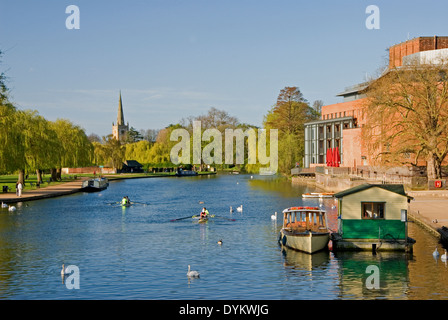 Der Fluss Avon im Zentrum von Stratford-upon-Avon, mit Blick auf die Kirche der Heiligen Dreifaltigkeit. Stockfoto