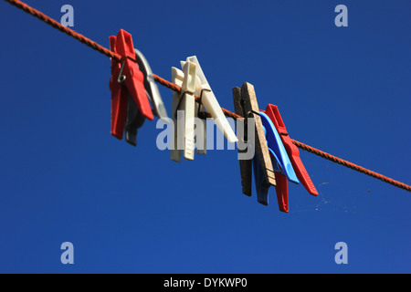 Wäscheklammern auf einem roten Wäscheleine Stockfoto