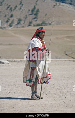 Tehuerichi - Mexiko. Teilnehmer an einer Zeremonie gehalten, um Ostern in Tehuerichi, einem Dorf in der Sierra Tarahumara zu feiern. Stockfoto