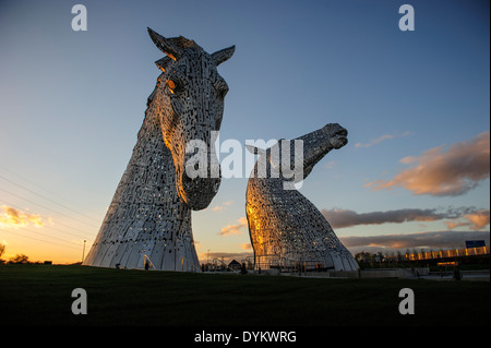 Die Kelpies, ein 300 Tonnen, 30 Meter hohen Roß Kopf Skulptur des Künstlers Andy Scott. Die Helix Park, Falkirk, Schottland, UK Stockfoto