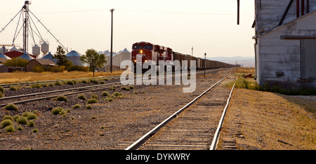 CPR-Zug, zwei Meilen in der Länge, läuft durch, thru, Mokassin, Montana, USA. Mt 59462, USA. Amerika Stockfoto