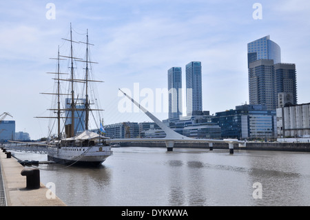 Puente De La Mujer und ARA Presidente Sarmiento-Museum Schiff in Puerto Madero, Buenos Aires, Argentinien Stockfoto