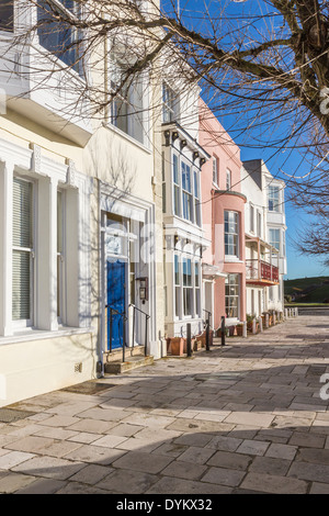 Georgianischen Häusern in Grand Parade, Portsmouth, Hampshire, Großbritannien einschließlich Haus mit rosa Schleife-fronted Fenster Stockfoto