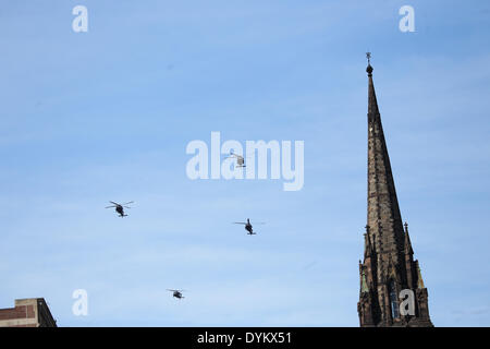 Boston, Massachusetts, USA. 21. April 2014. Sicherheit-Helikopter fliegen tief über Boston, Massachusetts für den Boston Marathon 2014. Bildnachweis: Nicolaus Czarnecki/METRO Boston/ZUMAPRESS.com/Alamy Live-Nachrichten Stockfoto