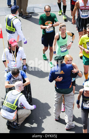 Boston, Massachusetts, USA. 21. April 2014. Zehntausende von Läufer Ziellinie die des 2014 Boston Marathon in Boston, Massachusetts. Bildnachweis: Nicolaus Czarnecki/METRO Boston/ZUMAPRESS.com/Alamy Live-Nachrichten Stockfoto