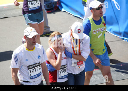 Boston, Massachusetts, USA. 21. April 2014. Zehntausende von Läufer Ziellinie die des 2014 Boston Marathon in Boston, Massachusetts. Bildnachweis: Nicolaus Czarnecki/METRO Boston/ZUMAPRESS.com/Alamy Live-Nachrichten Stockfoto