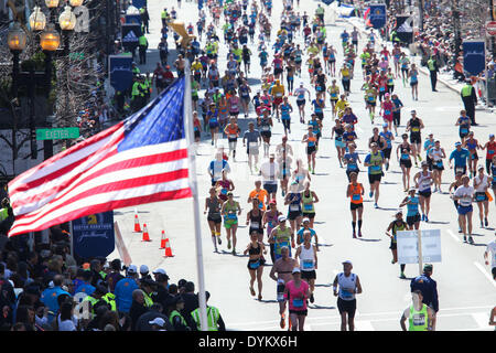 Boston, Massachusetts, USA. 21. April 2014. Zehntausende von Läufer Ziellinie die des 2014 Boston Marathon in Boston, Massachusetts. Bildnachweis: Nicolaus Czarnecki/METRO Boston/ZUMAPRESS.com/Alamy Live-Nachrichten Stockfoto