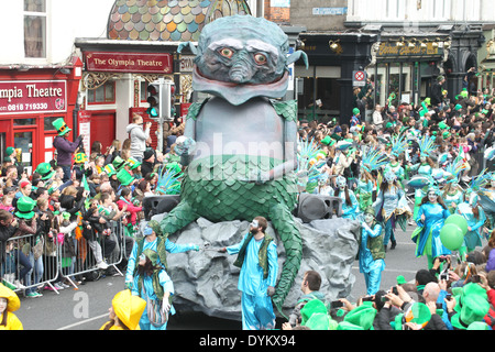 Ein Kunstdesign eines Monsters auf einem Schwimmer. Bild von der St. Patricks Day Parade in Dublin Stadtzentrum Stockfoto