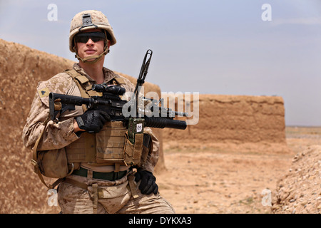 US Marine CPL. Eric McGovern wacht während einer Patrouille in einem Dorf 12. April 2014 in der Provinz Helmand, Afghanistan. Stockfoto