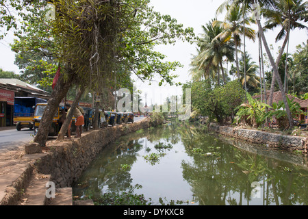Automobil-Rickshaws parkte vor einer Wasserstraße in den Backwaters von Kerala in Indien Stockfoto