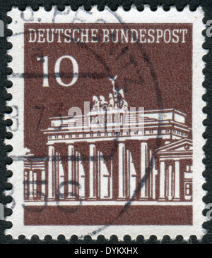 Deutschland - ca. 1966: Briefmarke gedruckt in Deutschland, zeigt Brandenburger Tor, Berlin, ca. 1966 Stockfoto