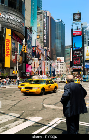 Ein glatzköpfiger Mann auf der Straße Ecke Kreuzung Street in Times Square New York City Stockfoto