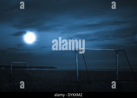 Vollmond über einem leeren Fußballplatz am Strand Stockfoto