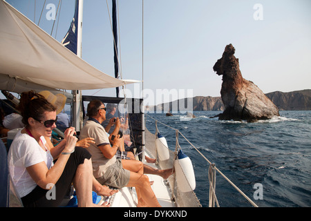 Kreuzfahrt im Segelboot, Insel Milos, Kykladen, Griechenland, Europa Stockfoto