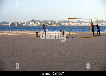 Einheimischen Fußball spielen auf Strand Flamengo Rio De Janeiro Brasilien 2014 Stockfoto