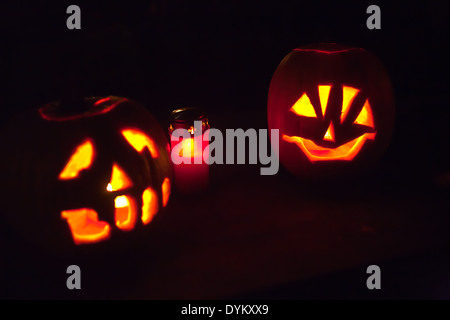 Jack-o-Laternen geschnitzt in Kürbisse mit Kerzen im Inneren, um Halloween zu feiern Stockfoto