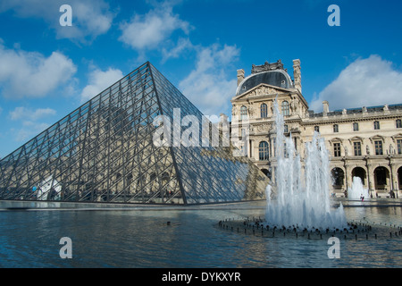 Die Brunnen und die Pyramide vor dem Louvre Kunstgalerie in Paris Stockfoto