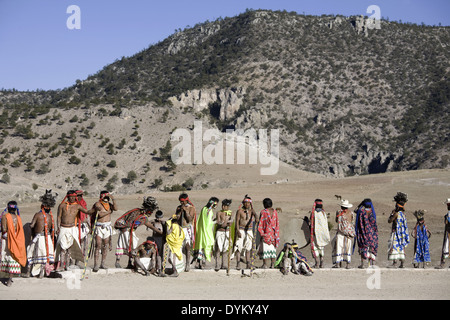 Tehuerichi - Mexiko. Teilnehmer an einer Zeremonie gehalten, um Ostern in Tehuerichi, einem Dorf in der Sierra Tarahumara zu feiern. Stockfoto