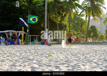 Einheimischen Fußball spielen auf Strand Flamengo Rio De Janeiro Brasilien 2014 Stockfoto