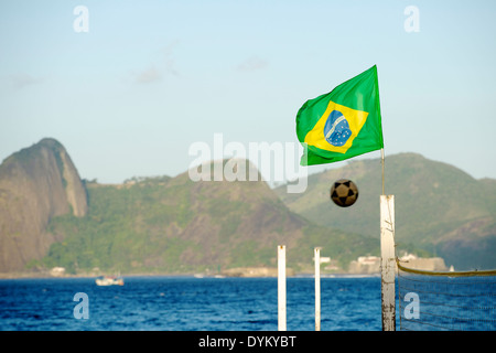 Einheimischen Fußball spielen auf Strand Flamengo Rio De Janeiro Brasilien 2014 Stockfoto