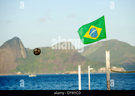 Einheimischen Fußball spielen auf Strand Flamengo Rio De Janeiro Brasilien 2014 Stockfoto