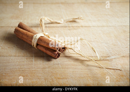 Zimtstangen auf ein Schneidbrett aus Holz Stockfoto