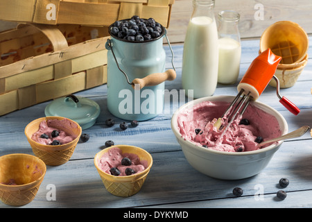 Joghurt mit Heidelbeeren als Eis vermischt. Stockfoto