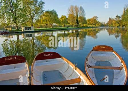 Weißer Tag mieten Ruderboote vertäut am Flussufer am Fluss Avon im Zentrum von Stratford-upon-Avon, Warwickshire. Stockfoto