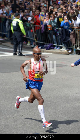 Boston, USA. 21. April 2014. MEB Keflezighi der USA läuft bis zur Ziellinie im Jahr 2014 Boston-Marathon in Boston, Massachusetts, USA, 21. April 2014. MEB Keflezighi beansprucht den Titel der Herren Abteilung mit 2 Stunden, 8 Minuten und 37 Sekunden. Bildnachweis: Yin Bogu/Xinhua/Alamy Live-Nachrichten Stockfoto