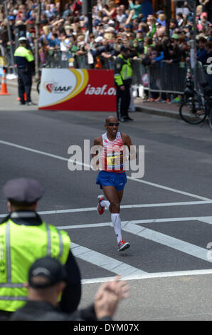 Boston, USA. 21. April 2014. MEB Keflezighi der USA läuft bis zur Ziellinie im Jahr 2014 Boston-Marathon in Boston, Massachusetts, USA, 21. April 2014. MEB Keflezighi beansprucht den Titel der Herren Abteilung mit 2 Stunden, 8 Minuten und 37 Sekunden. Bildnachweis: Yin Bogu/Xinhua/Alamy Live-Nachrichten Stockfoto