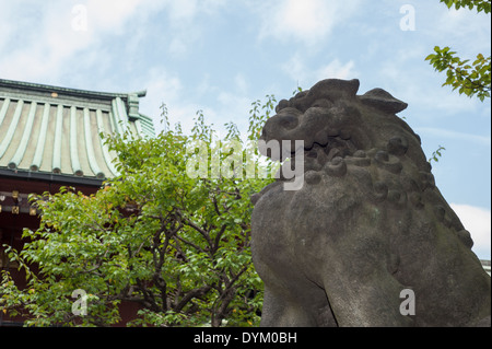 Komainu Statue am Nezu Schrein, Tokyo, Japan Stockfoto