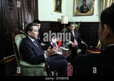 (140422)--CARACAS, 22. April 2014 (Xinhua)--chinesische Außenminister Wang Yi (L) trifft mit seinem venezolanischen Amtskollegen Elias Jaua im Außenministerium in Caracas, Venezuela, am 21. April 2014. (Xinhua/Boris Vergara) Stockfoto