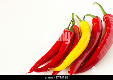 Rote und gelbe Paprika auf weißem Hintergrund Stockfoto