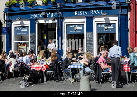 American Diner Essen außerhalb der "Petit Paris" französisches Restaurant in der Grassmarket, Edinburgh. Stockfoto