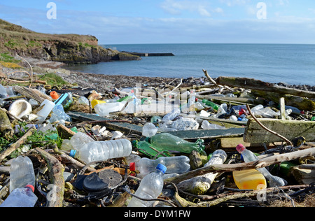 Abfälle im Meer angespült an einem Strand in county Cork, Irland. Stockfoto