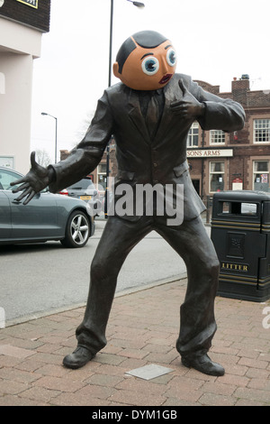 Statue der Komiker Frank Sidebottom (in Wirklichkeit Chris Sievey) in Timperley, einem Vorort von Greater Manchester Stockfoto