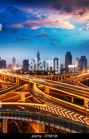 schöne Stadt Austausch Überführung bei Einbruch der Dunkelheit in shanghai Stockfoto