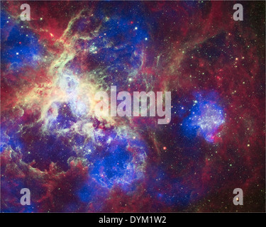 Dieses zusammengesetzte Bild von 30 Doradus, dem Tarantula-Nebel, kombiniert Daten von Chandra-, Hubble- und Spitzer-Teleskopen. Der Tarantula-Nebel ist eine der größten Sternentstehungsregionen in der Großen Magellanschen Wolke. Das Bild zeigt stellare Geburtsstadien, erhitztes Gas, Supernovas sowie kühle Staub und Gas. Stockfoto