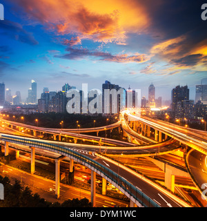 schöne Stadt Austausch Überführung bei Einbruch der Dunkelheit in shanghai Stockfoto