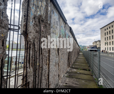 Reste der Berliner Mauer entlang der Bernauer Straße erhalten Stockfoto