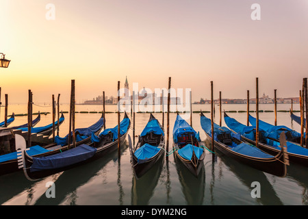 Tagesanbruch Ansicht der Gondeln von der Piazzetta San Marco, Venedig, UNESCO-Weltkulturerbe, Isole von San Giorgio Maggiore, Venetien Stockfoto