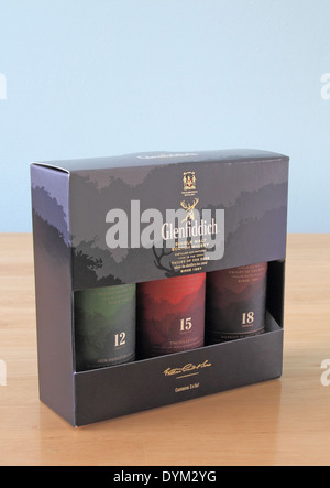 Auswahl-Pack Miniatur Glenfiddich Whisky auf dem Tisch, UK Stockfoto