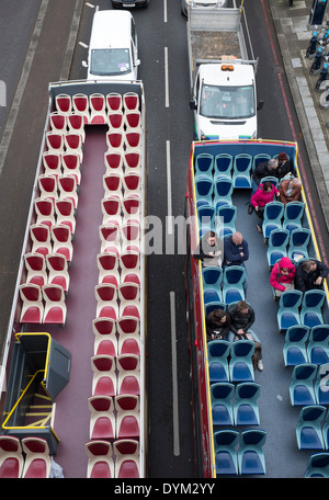 Open Top Touristenbusse in London Blick von oben Unterquerung Waterloo Bridge Stockfoto