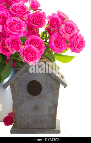 Rosa Rosen mit Vogelkäfig Stockfoto