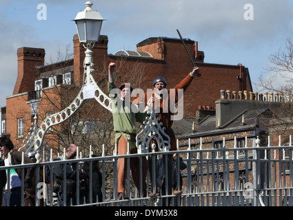 Männer gekleidet als Wikinger bei der Pressevorstellung der Schlacht von Clontarf Festival in an der Ha'Penny-Brücke im Stadtzentrum von Dublin. Stockfoto