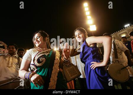 Neu-Delhi, Indien. 22. April 2014. Die Menschen tanzen während einer traditionellen Hochzeit in Neu-Delhi, Indien, 22. April 2014. © Zheng Huansong/Xinhua/Alamy Live-Nachrichten Stockfoto