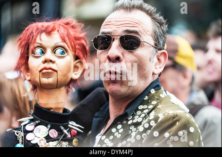 Jud Charlton und Fillis mädesüß an der Berwick Street in Soho Datensatz Tag erscheinen. Stockfoto