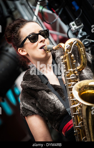 Kit Beadini spielen an der Berwick Street Datensatz Tag Konzert in Soho. Stockfoto