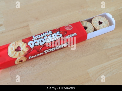 Packung Jammie Dodgers Kekse auf einem hölzernen Hintergrund, UK Stockfoto