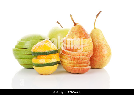 Frische Äpfel, Birnen, Limette und Zitrone isoliert auf weißem Hintergrund. Frische Sommer Obst Hintergrund. Stockfoto